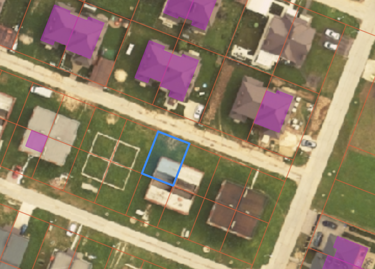 Перед покупкой проверьте есть ли межевание и закоординирован ли дом на участке.  