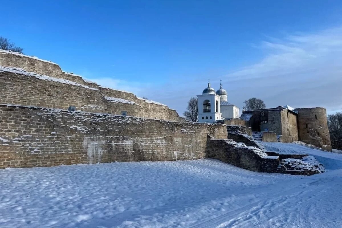   У Изборской крепости установили 22 чугунных исторических фонаря