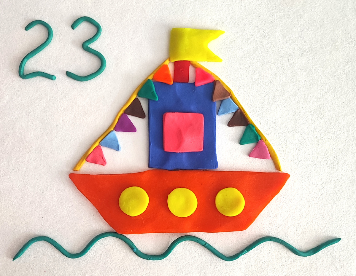 Готовый вариант аппликации из пластилина на картоне Кораблик на канале Лепим с Таней.