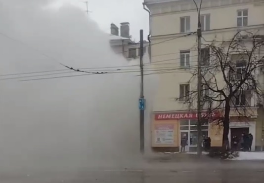    Из-за прорыва трубопровода улицу затопило, а вокруг образовалась плотная паровая завеса