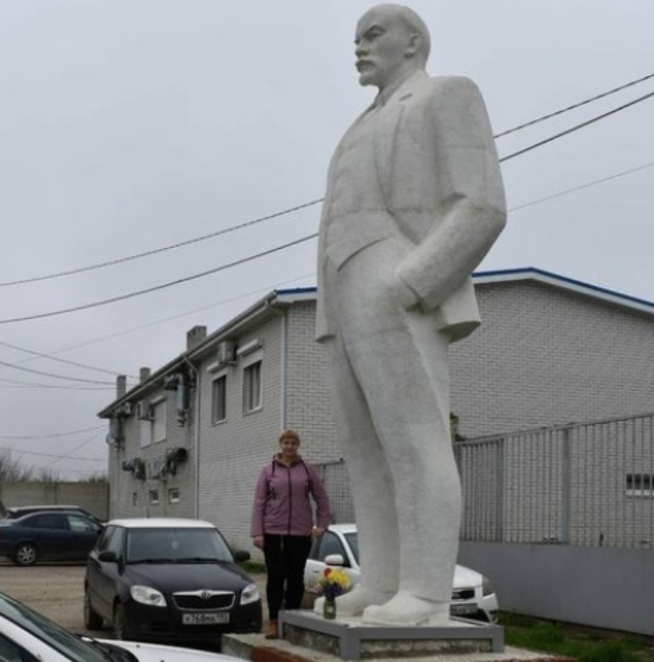 И Ленин такой молодой 