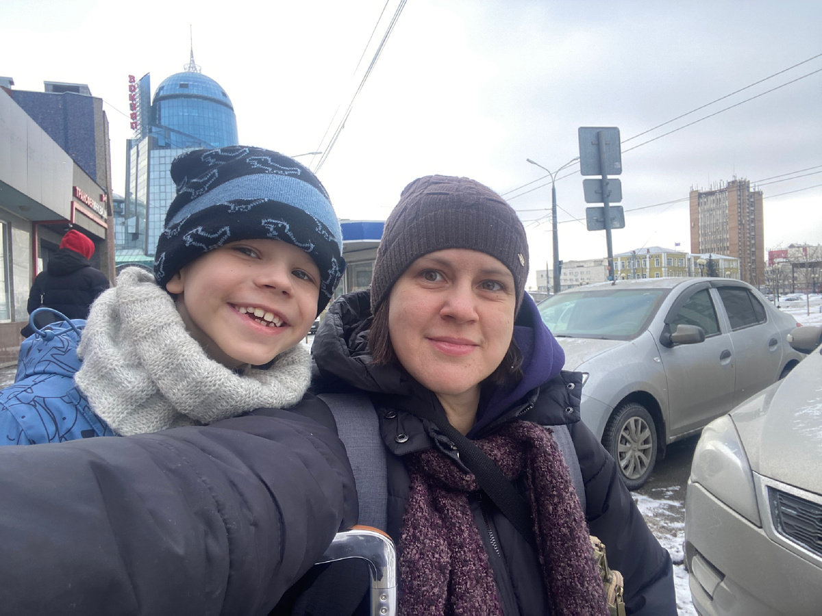 Мы, изо всех сил старающиеся радоваться отпуску. Позади нас - здание вокзала. Угадайте город)))