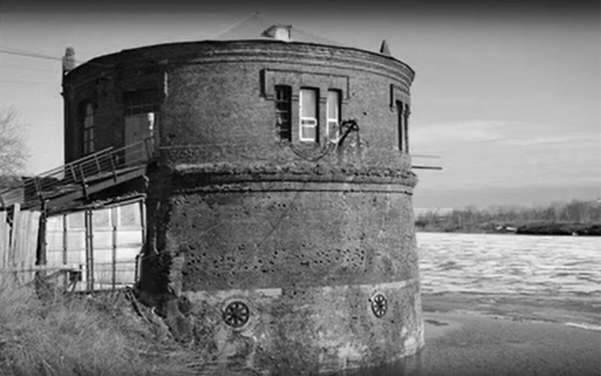 Знаменитая в Зеленодольске башня «Тамара», построенная задолго до войны, стала производственным цехом. Здесь были установлены станки для производства спичекФото: стоп-кадр видео