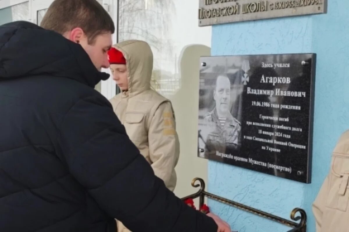    Все в одном строю.