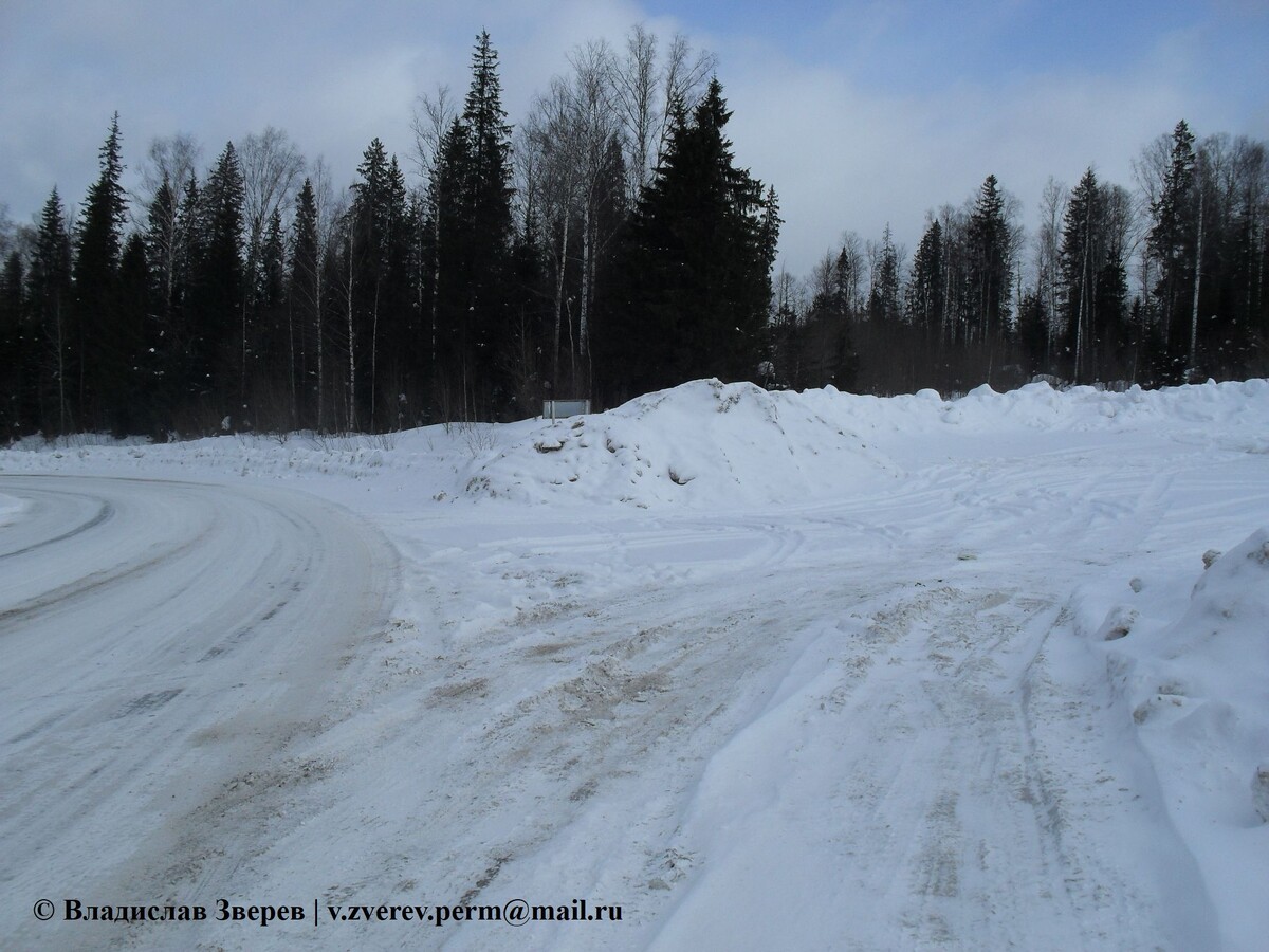 Фото 2. Аварийный съезд на повороте дороги с профильным уклоном вверх.