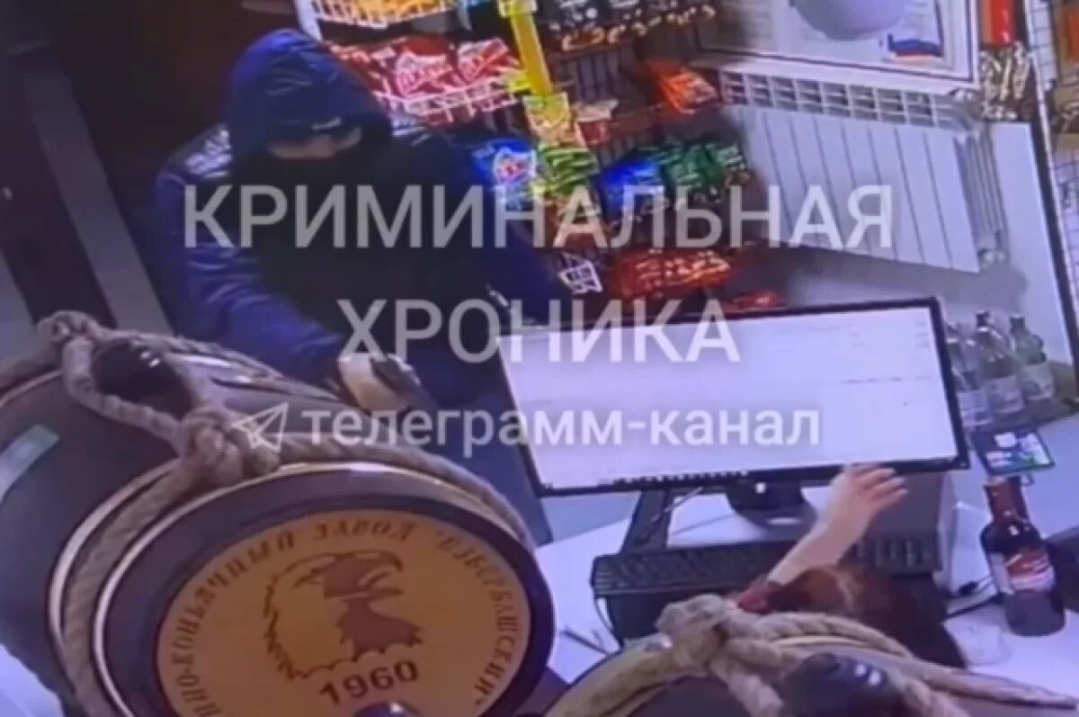    Перед перестрелкой с полицейскими дагестанец напал на кассиршу продуктового