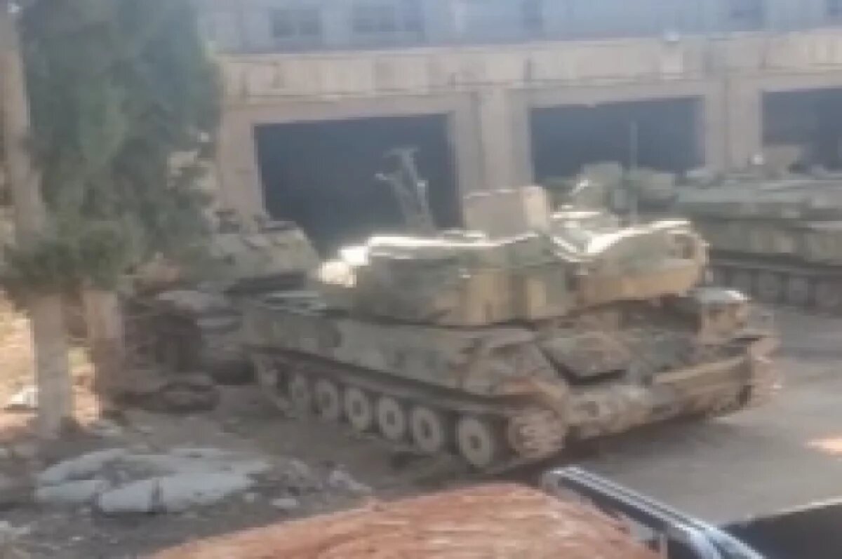    В Сирии показали кадры брошенных баз военной техники с танками Т-90