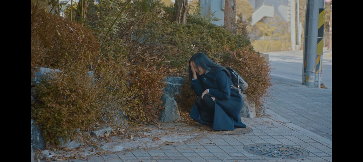 Кадр из дорамы. Су-Джин страдает.