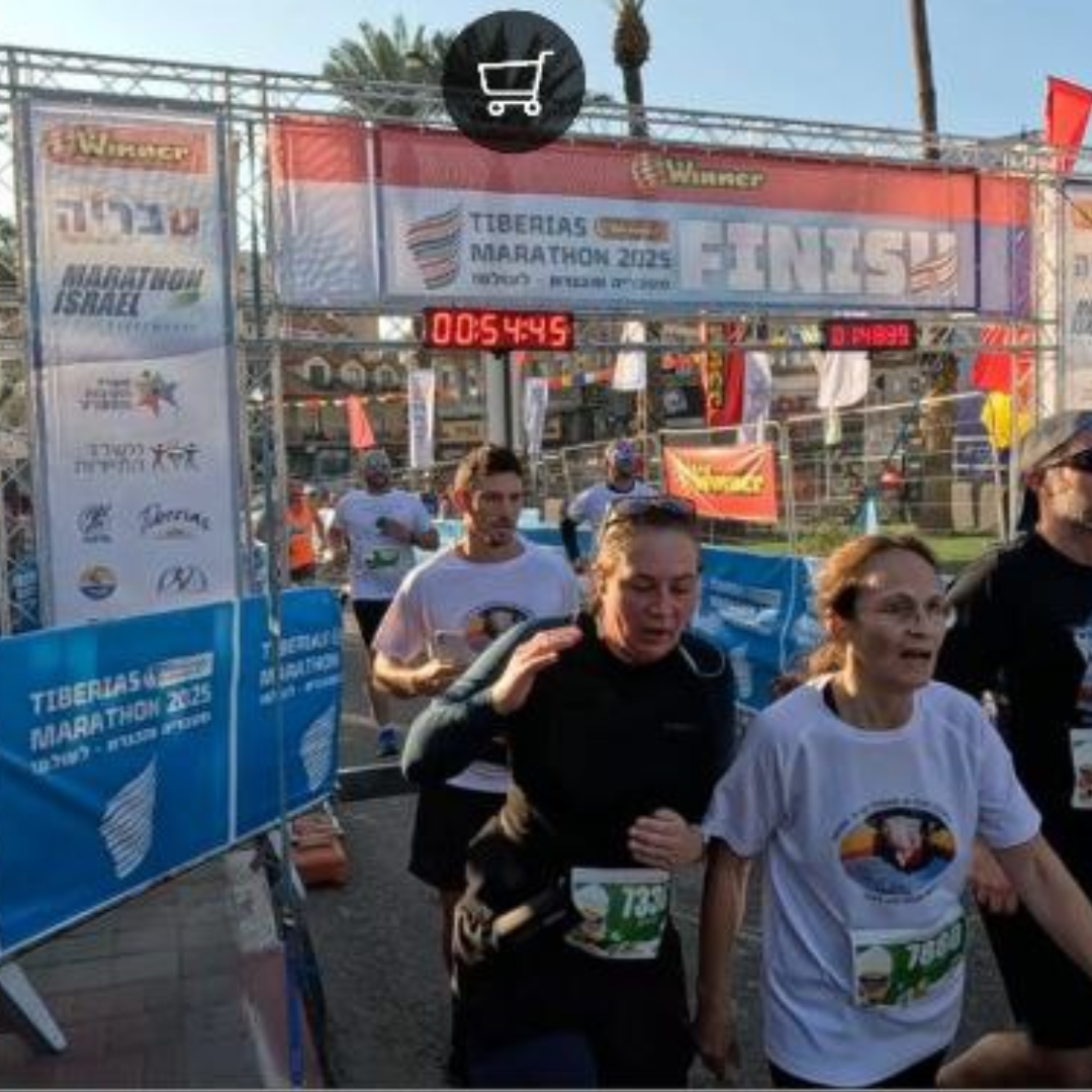 Это скриншот видео, на котором я пытаюсь не врезаться в женщину, которая пешком к финишу пришла быстрее, чем я, а женщине этой лет так за 50 точно, на секундочку! Я бежала под конец, как не в себя, не сразу затормозила😅🤣🤣🤣🤣 