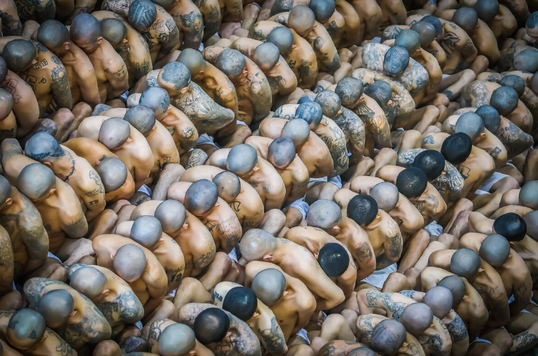 Самая суровая тюрьма в мире. Как Сальвадор построил ад на земле