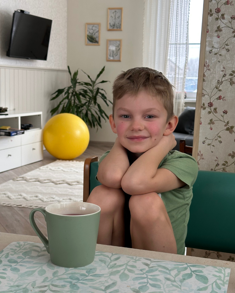 Не смотря на температуру-улыбается на фото для бабушки.