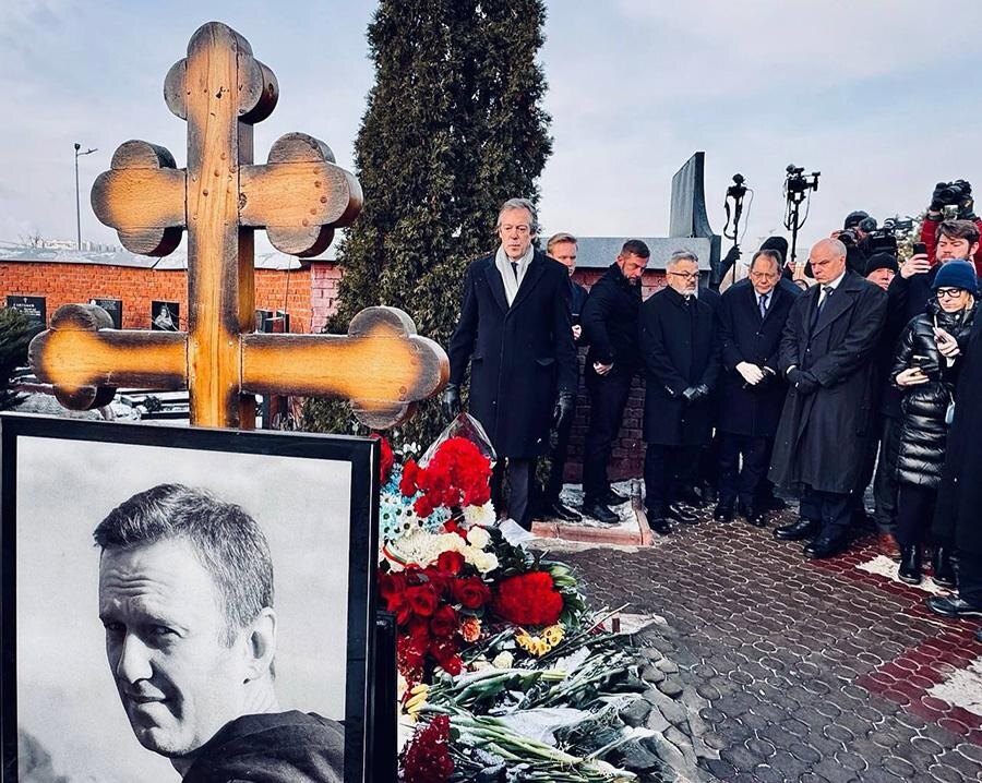 Посольство Великобритании в Москве📷Посол Великобритании Наджел Кейси, посол Польши Кшиштоф Краевский (четвертый слева), посол ЕС Ролан Галяраг (пятый слева) и посол Австралии Джон Гиринг (шестой слева) возлагают цветы к могиле Алексея Навального на Борисовском кладбище в Москве