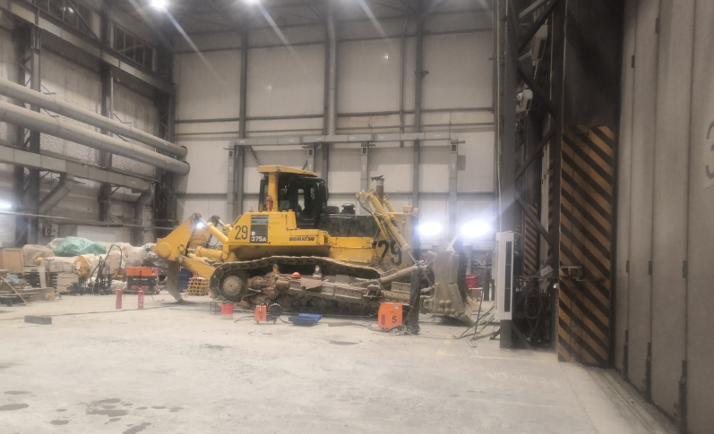 Фото читателя "Юрий Стрелец". В ремонтом боксе один бульдозер. Пусой бокс, хорошая работа слесаря