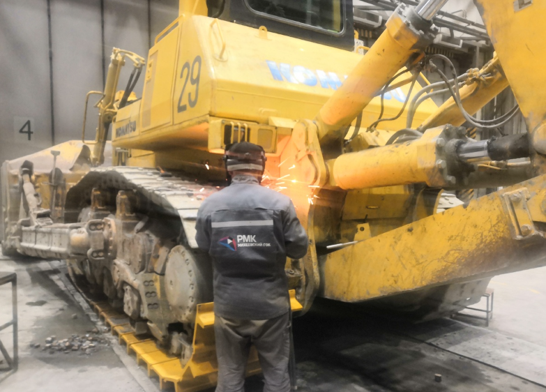 Фото читателя "Юрий Стрелец". Сварщик Вова, дело знает, как цветы болты срезает!