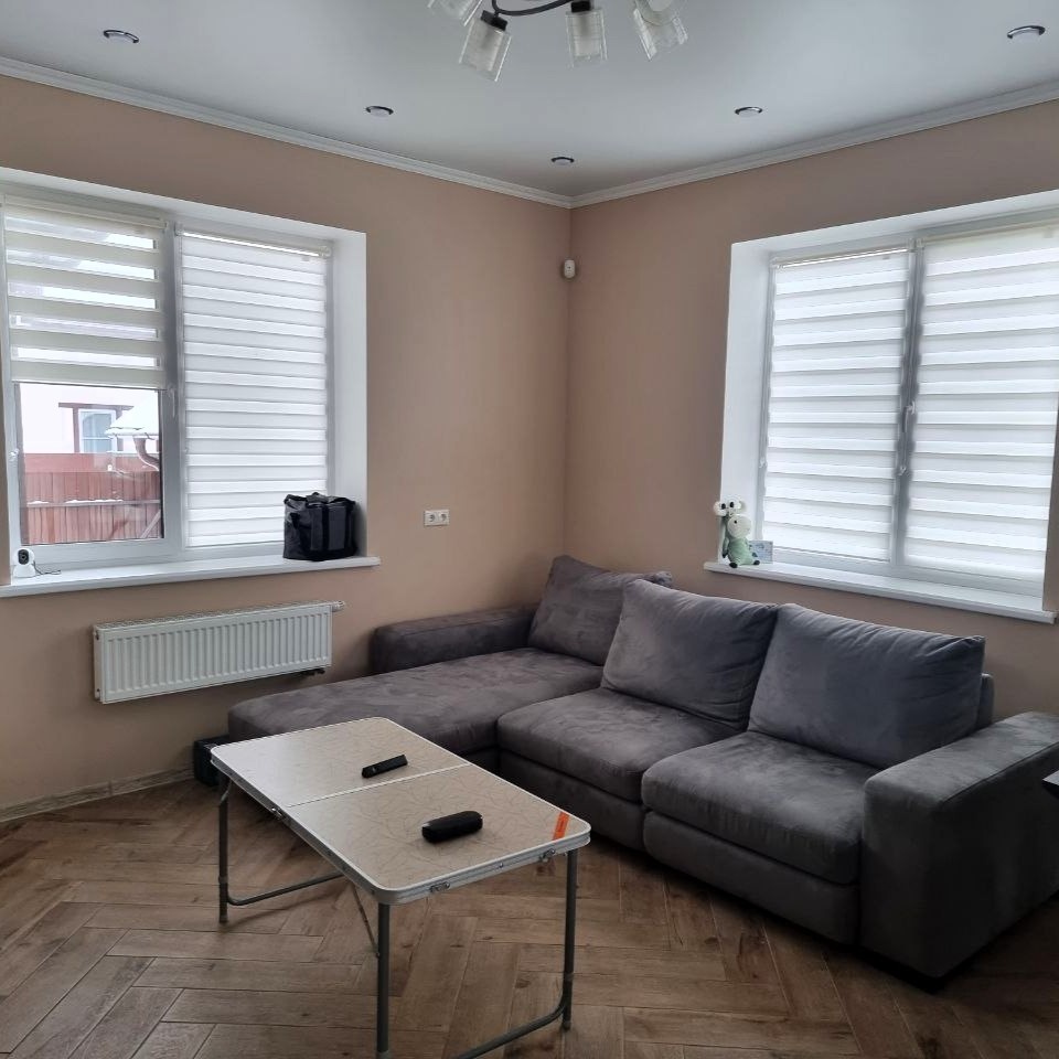 Рулонные шторы зебра, которые  превратили гостиную в офис.