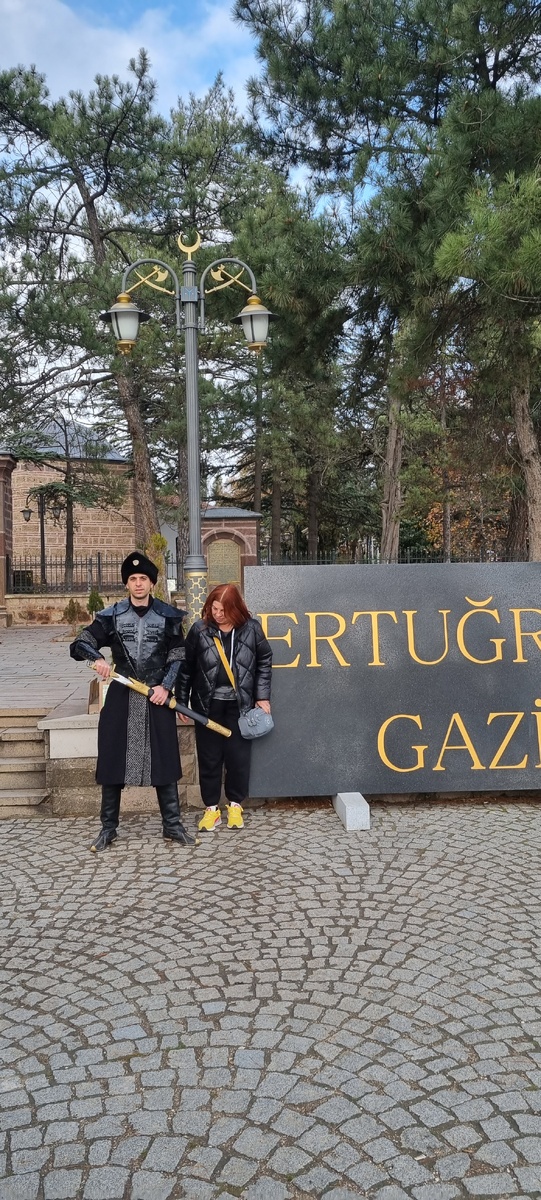 Моё первое фото сразу у входа на территорию мавзолея.Видимо мне как иностранке не отказали в этом. 