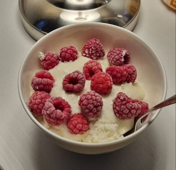 Такой вариант упортребления замороженной малины - с творогом. Она даже не вполне ещё разморозилась.