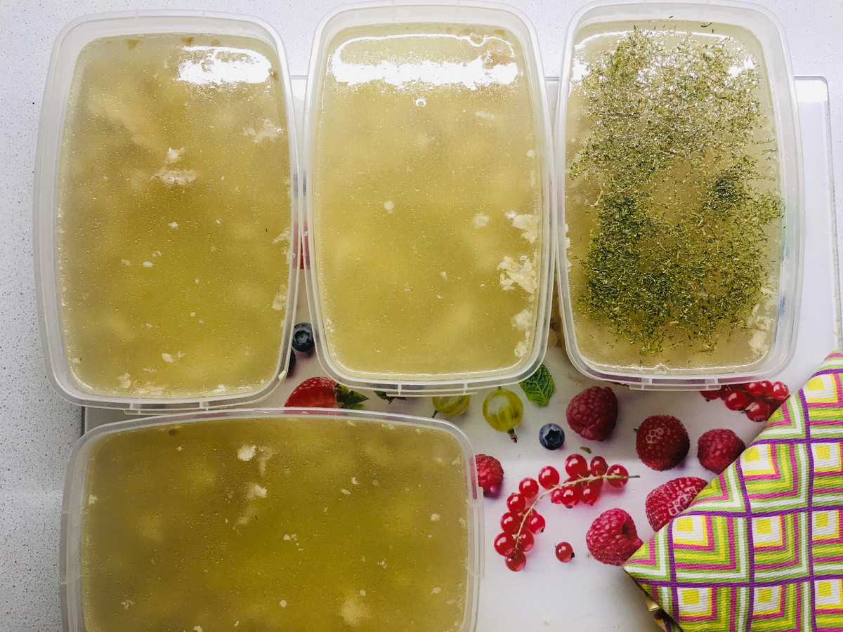 Ванночки, но не с лепестками роз, а с заливной курой 