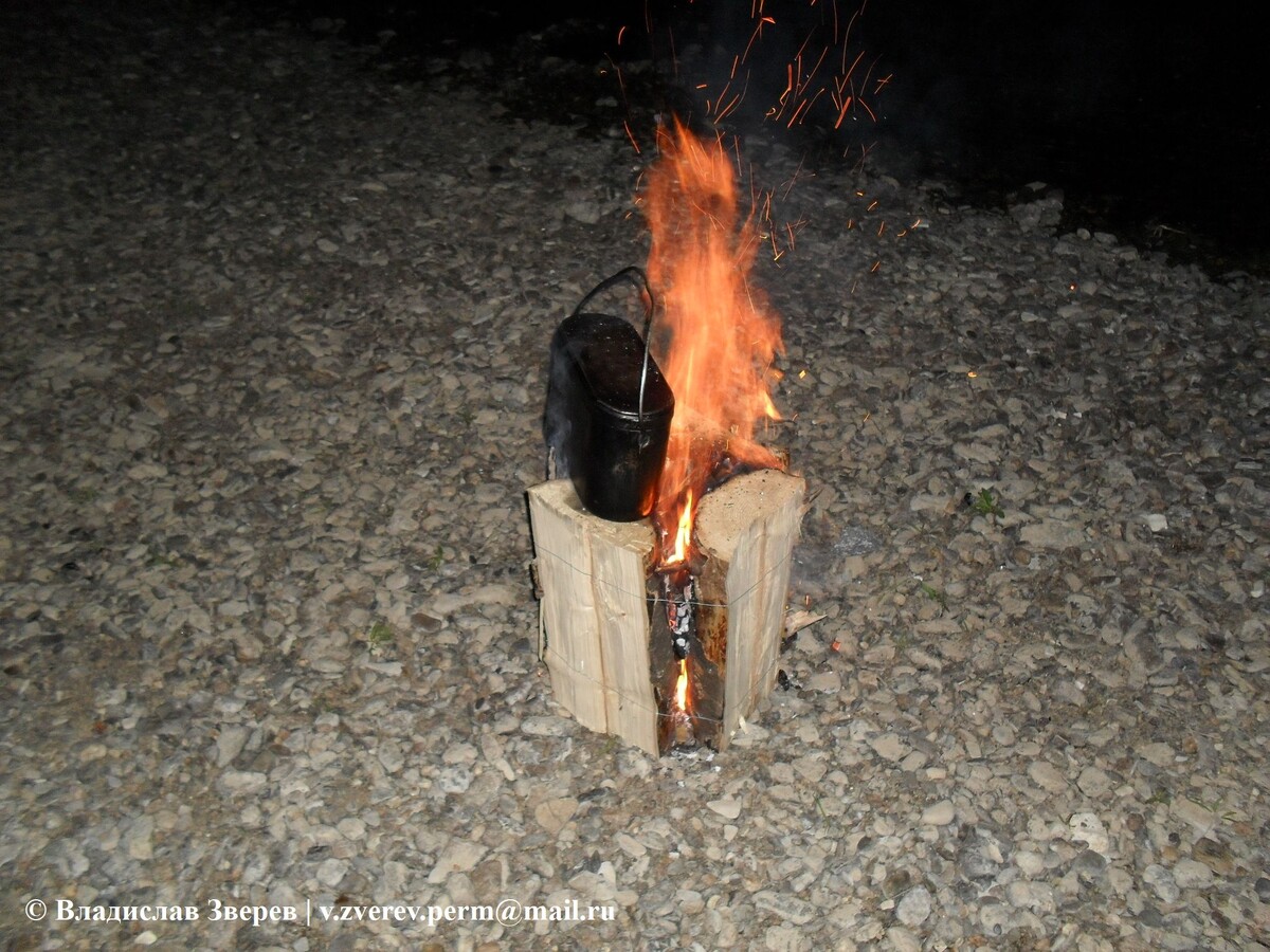 Фото 1. Древесный примус ''таежная свеча-2'' в действии.