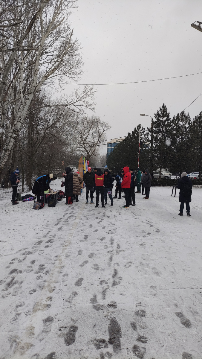 Потихоньку подтягиваются остальные бегуны