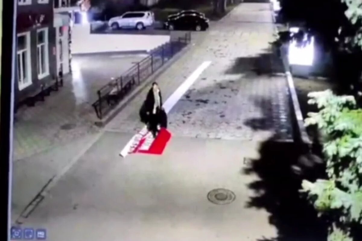    Ставропольчанка сорвала баннер в честь 80-летия Победы и вытерла им ноги