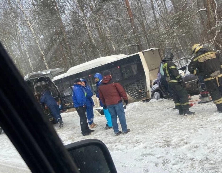    Водитель автомобиля Ford не справилась с управлением и выехала на полосу встречного движения