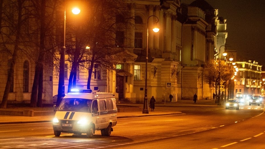    Машина полиции на набережной Макарова в Петербурге. Автор фото: Михаил Тихонов / "Деловой Петербург"