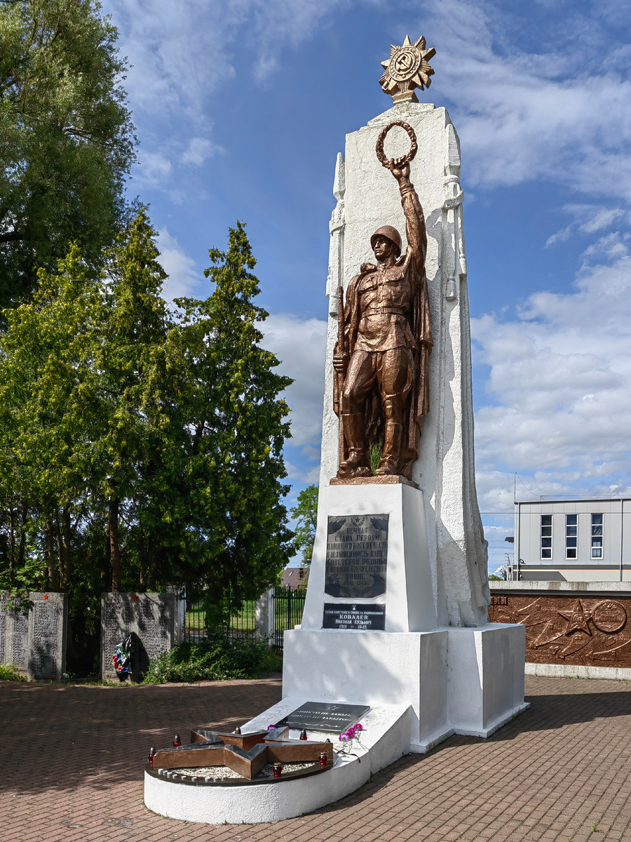 Багратионовск. Памятник установлен в 1957 году
