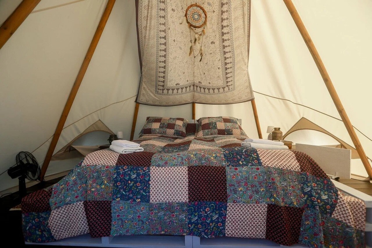 Глэмпинг в «Рузской Аляске» — это несколько видов индейских типи с этническими элементами и коврами. Стоимость — от 8000 рублей в сутки. Фото: «Рузская Аляска» / Яндекс Путешествия