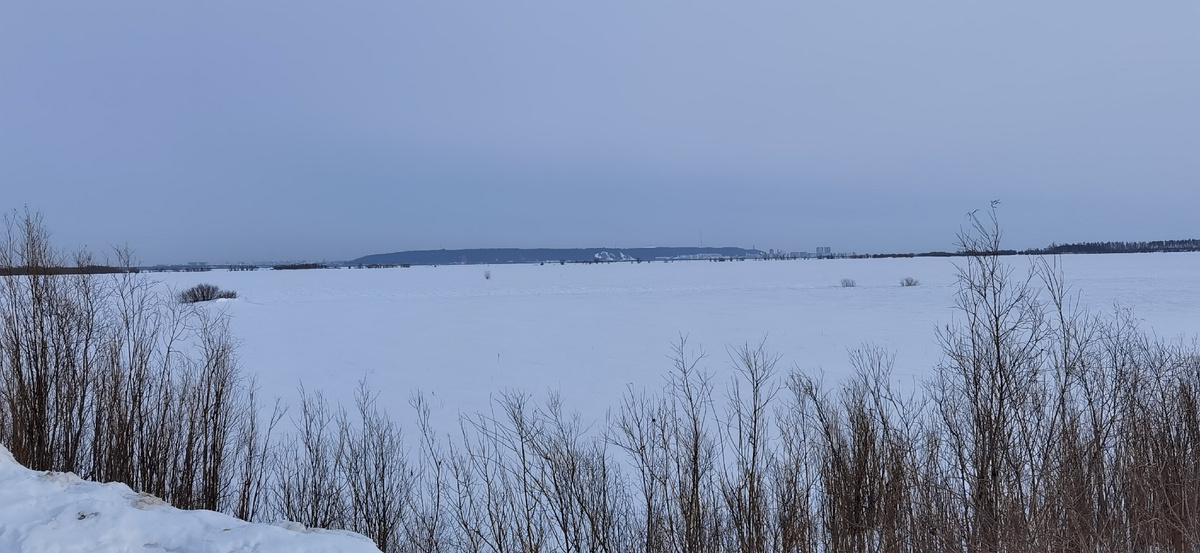 Вдали - гора Самаровский Чугас и город Ханты-Мансийск