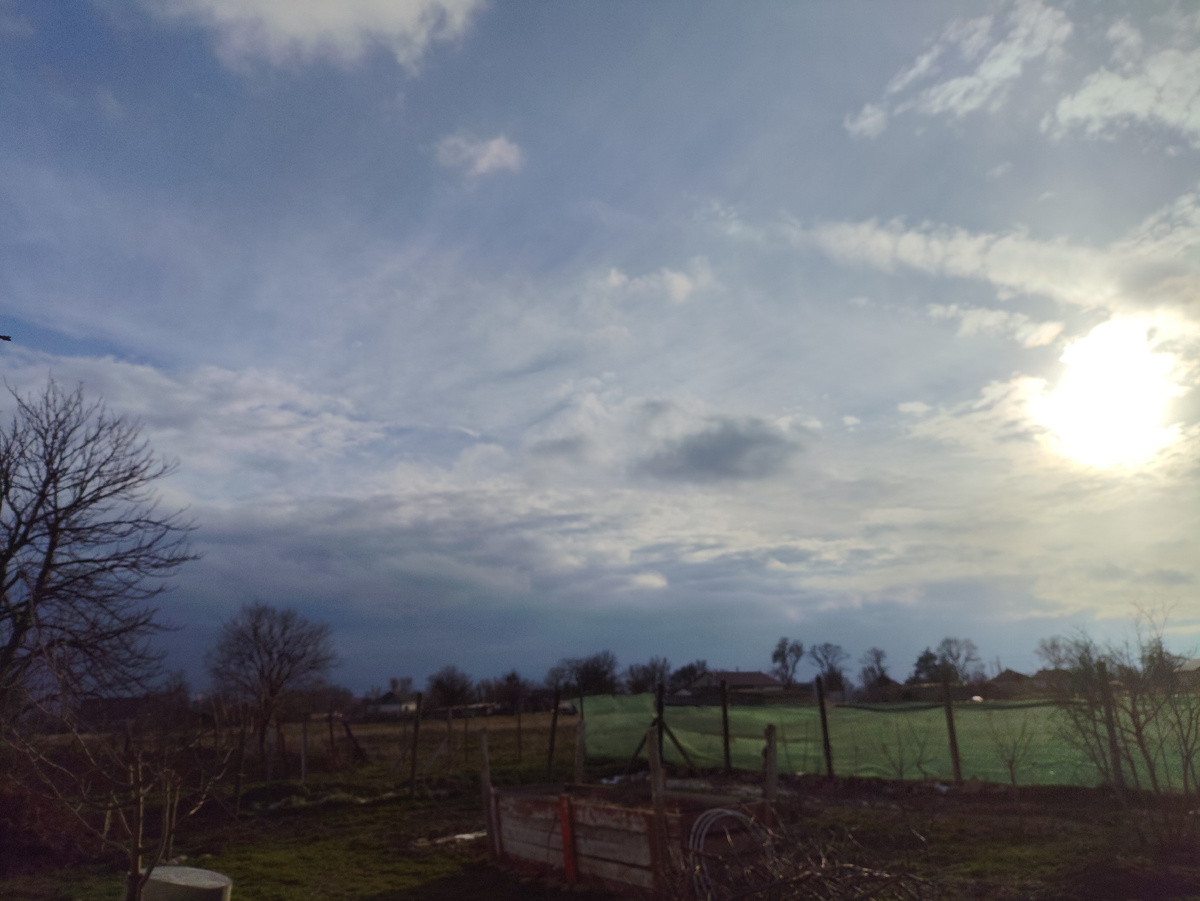 А справа черные-пречерные тучи, снеговые, наверное...