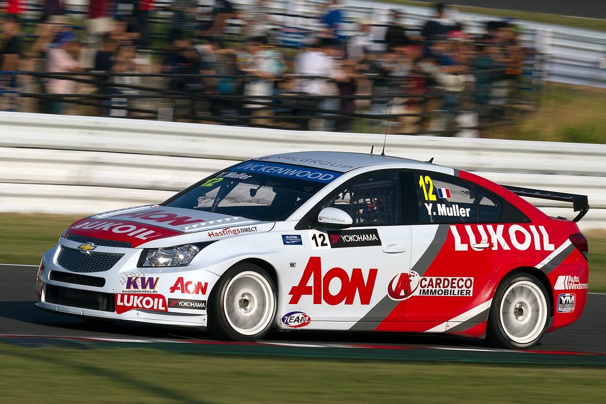 Cruze французского гонщика с наклейками Лукойл