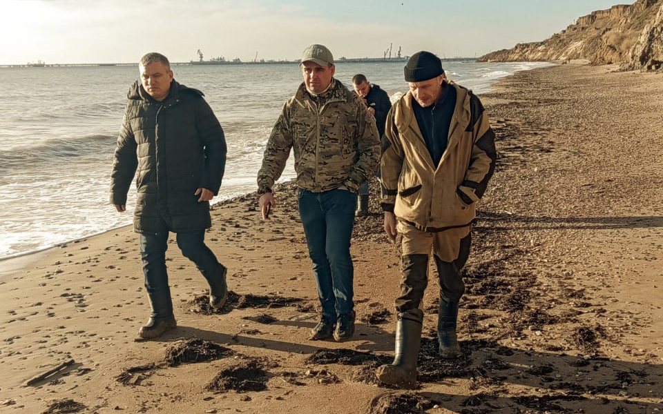    Глава Темрюкского района Фёдор Бабенков и глава Таманского сельского поселения Максим Хорошилов вместе с Евгением Шиховцевым осмотрели берег посёлка Волна.