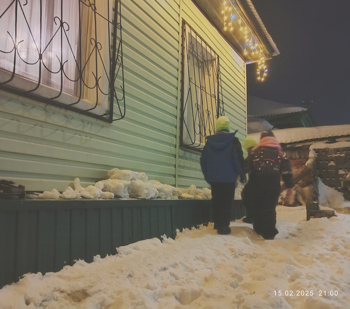 Вадюха, Алиса, Паша. Я просила их - дети, пожалуйста, не двигайтесь! Дайте хоть одну фотографию чёткую сделать. Дети мне отказали