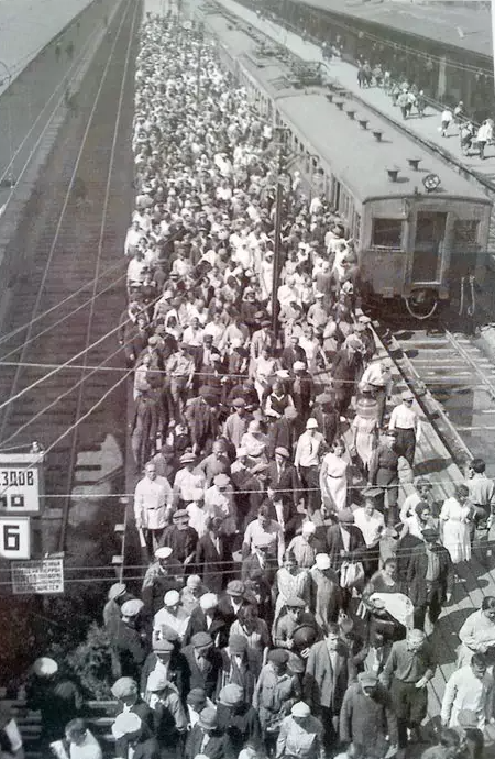 Платформа прибытия электропоездов на Северный (Ярославский) вокзал ("дачная" платформа), 1932 год. Из фонодов РГАКФД