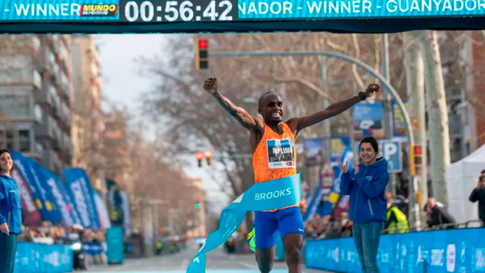 По пути он также установил мировой рекорд на дистанции 15 км - 39:47.