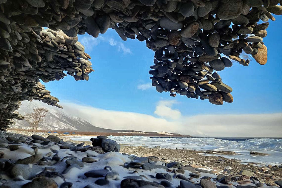 Камни, парящие над землей. Фото Натальи Шабуровой