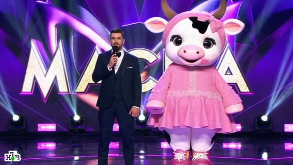 Вячеслав Макаров и Коровка на шоу «Маска». Фото: кадр программы