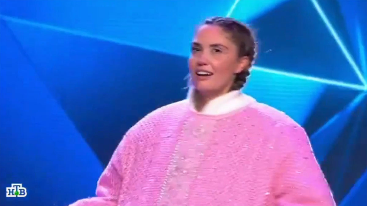 В маске Коровки была Агата Муцениеце. Фото: кадр программы