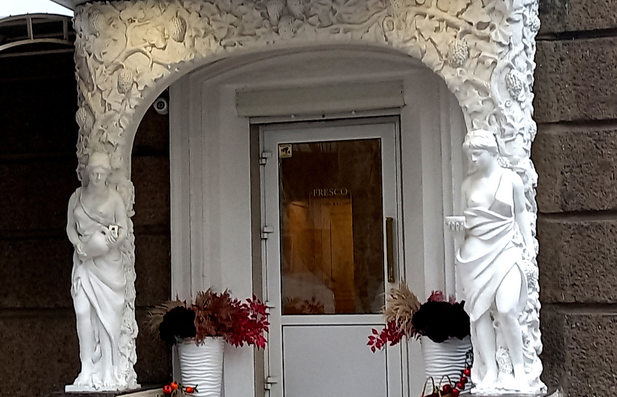 Кариатиды на входе в кафе «Fresco» в Донецке