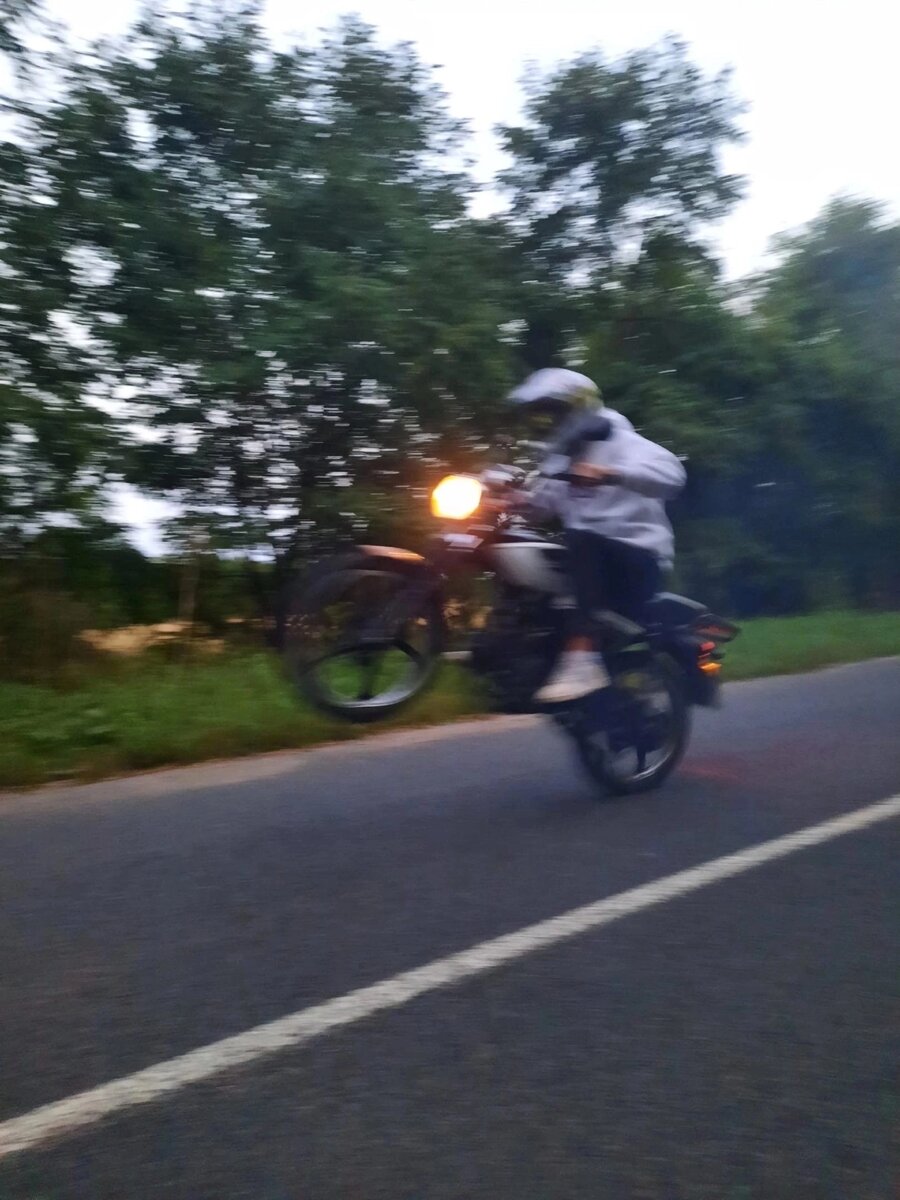 Вилли или езда на заднем колесе - самый известный трюк, который исполняется на мотоцикле даже простыми водителями. Практический каждый второй мотоциклист обдумывал, как бы проехаться на заднем, получить адреналин, покрасоваться или сделать красивую фоточку.Нужно ли включать режим зануды, чтобы напоминать, что обучение вилли должно проходить не на дороге общего пользования, где малейший огрех может закончиться фееричным падением и случайными жертвами, задетыми по инерции мотоциклом. Естественно, мотоциклист должен быть полностью экипирован, чтобы в случае падения не расплатиться за ошибку здоровьем.