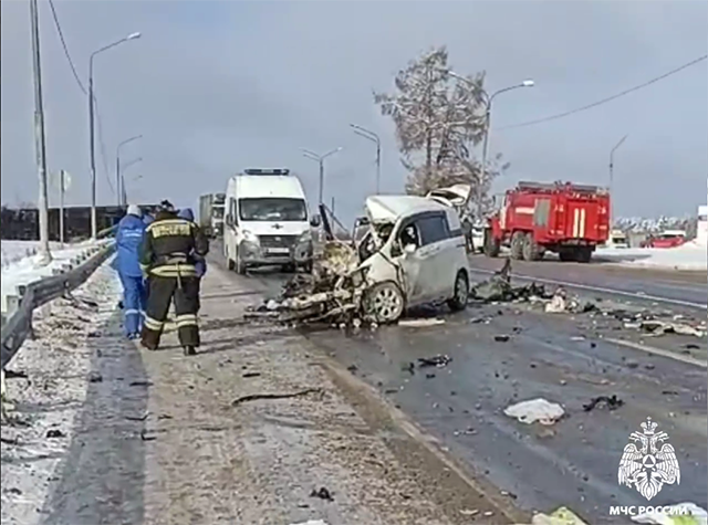 В Тверской области столкнулись два грузовика и легковушка. Есть жертвы
