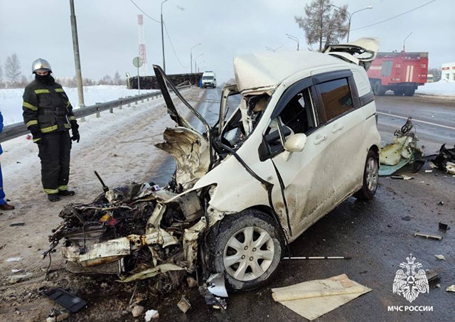В Тверской области столкнулись два грузовика и легковушка. Есть жертвы