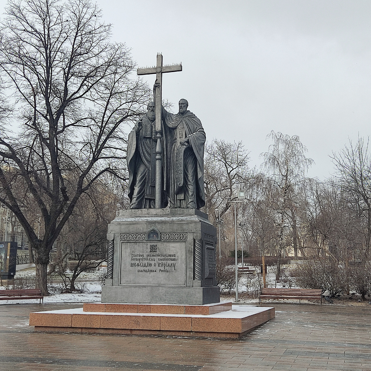 Памятник Кириллу и Мефодию, место начала экскурсии 