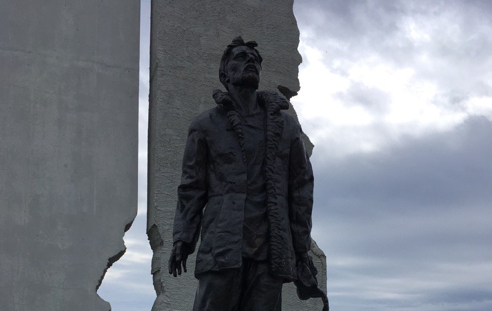 Памятник жертвам политических репрессий, г. Сургут. Фото Елены Истоминой