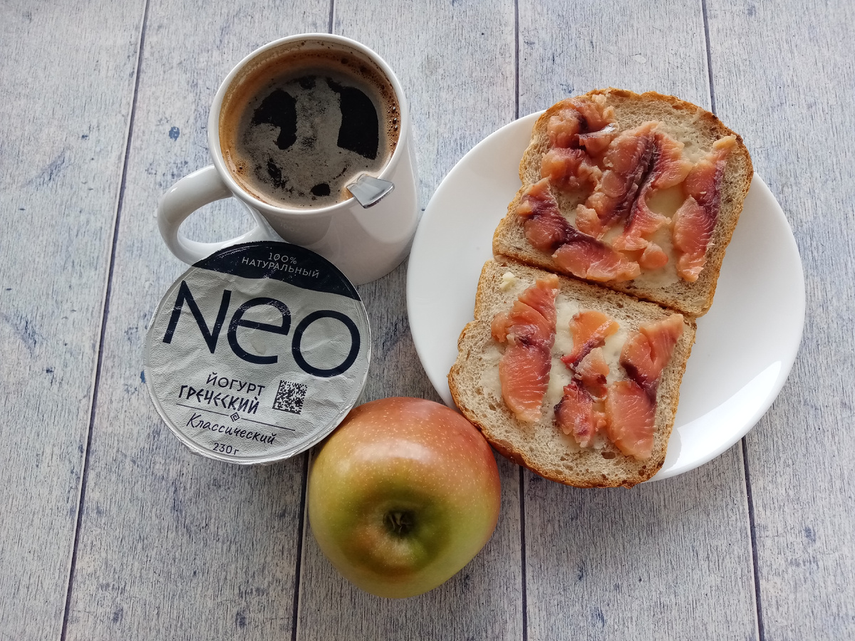 Второй завтрак. Бутерброды с маслом и горбушей, яблоко, йогурт и кофе.