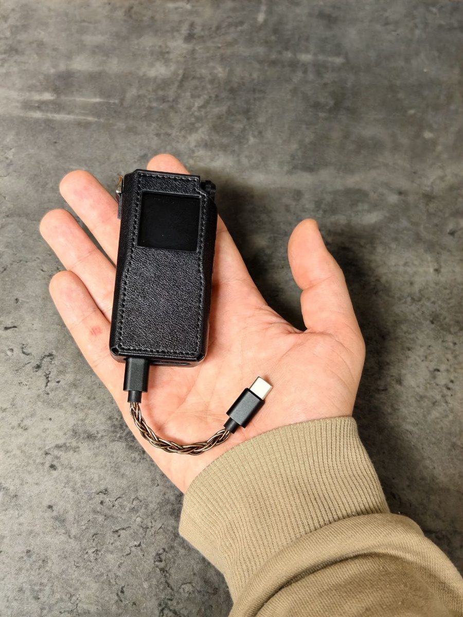 FiiO BTR17 в чехле. 