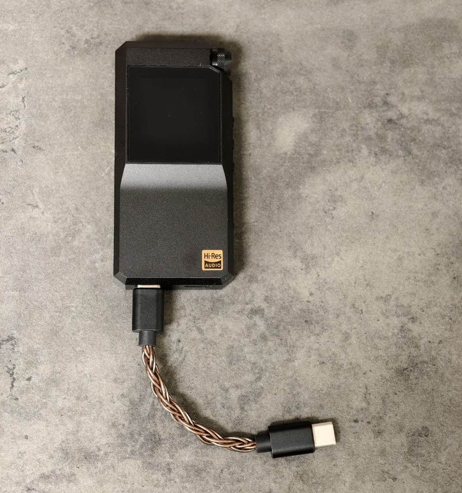 ЦАП с возможностью коннекта как по проводу, так и по Bluetooth.