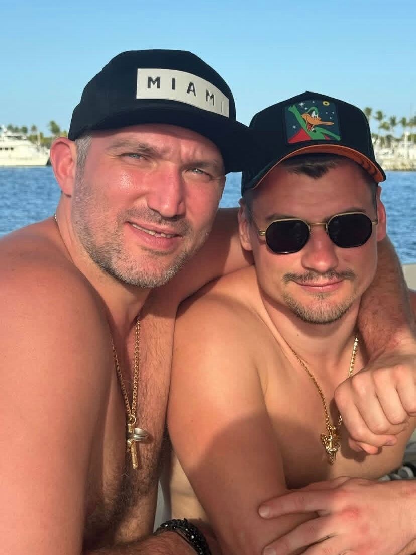 Овечкин и Орлов снова вместе 🤜🤛

Пока в НХЛ пауза на Турнир четырех наций, Ови набирается сил на штурм рекорда Гретцки вместе с другом и бывшим одноклубником по «Вашингтону».
