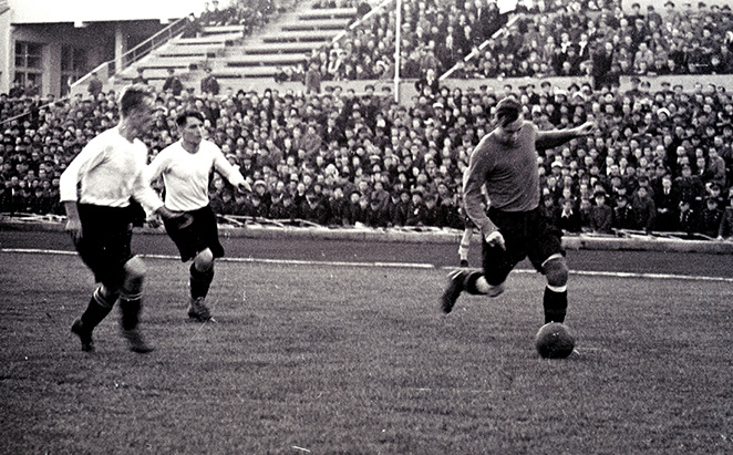 Бобров с мячом